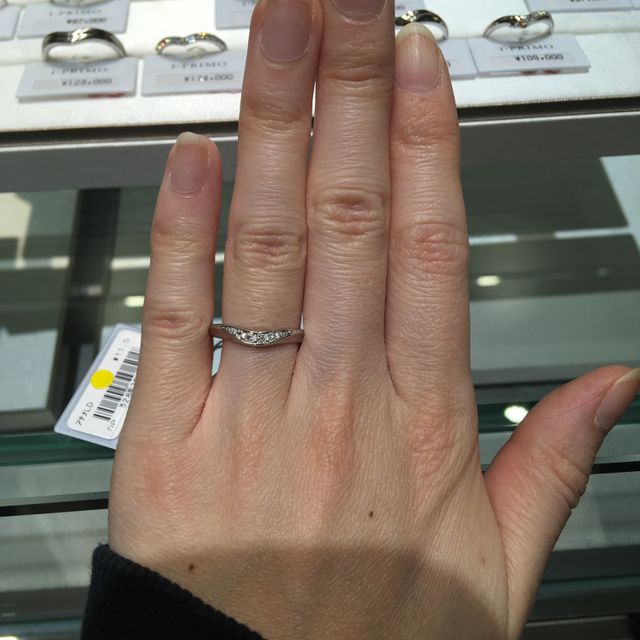 【アイプリモ(I-PRIMO)の口コミ】 シンプルながらダイヤモンドのキラキラが目立つやや細身の指輪になってい…