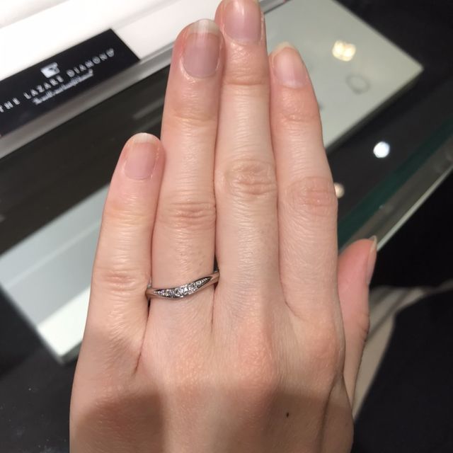 【ラザール ダイヤモンド(LAZARE DIAMOND)の口コミ】 ゆるやかなU字のウェーブの結婚指輪です。もともとはストレートの指輪を探…