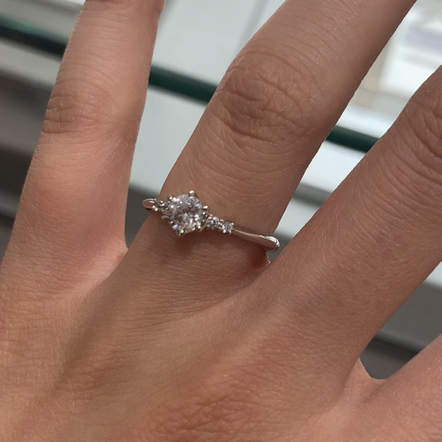 【アイプリモ(I-PRIMO)の口コミ】 リング部分が細く、指を綺麗に見せてくれる指輪でした。また、リングが細…