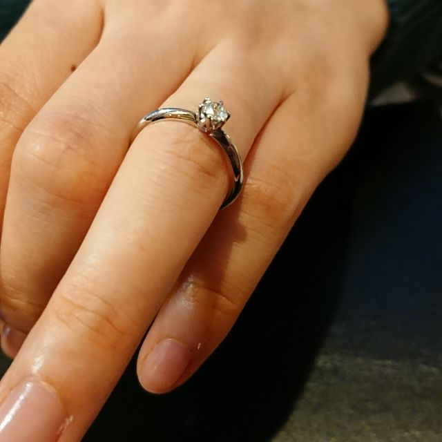 【エクセルコダイヤモンド(EXELCO DIAMOND)の口コミ】 指輪のデザインは、二種類のダイヤモンドを比べ、
予算より1万円オーバー…