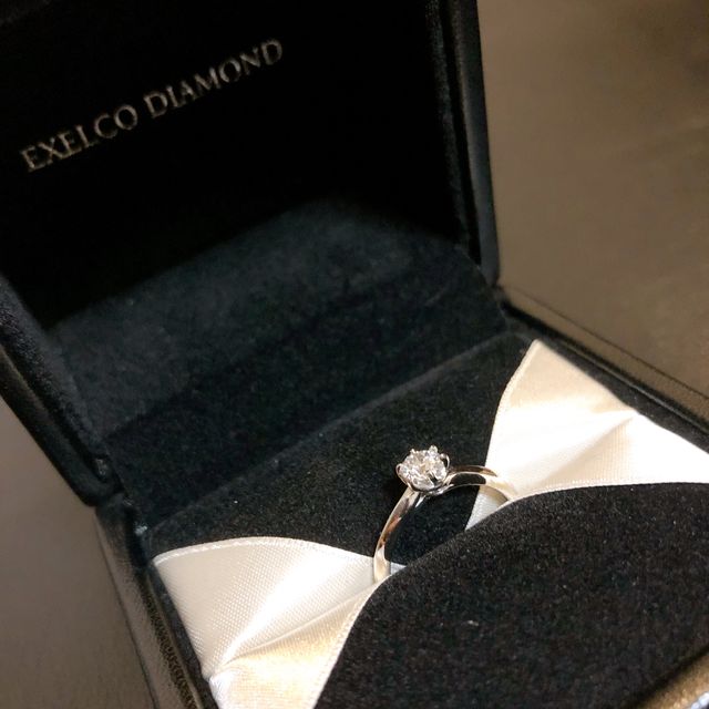 【エクセルコダイヤモンド(EXELCO DIAMOND)の口コミ】 鳥の翼がダイヤモンドを抱えているのをイメージしたようなデザインで鳥を…