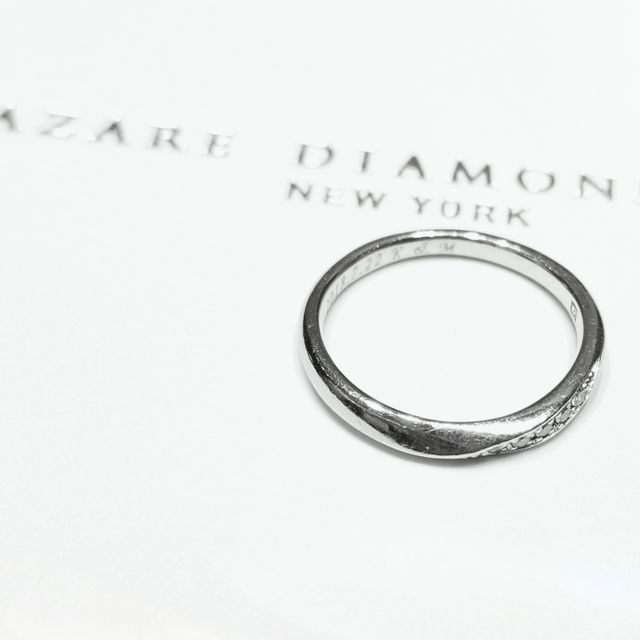 【ラザール ダイヤモンド(LAZARE DIAMOND)の口コミ】 ダイヤモンド部分にねじれがはいっているのでまっすぐのデザインより指が…