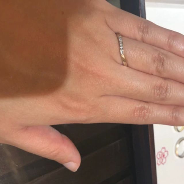 【杢目金屋(もくめがねや)の口コミ】 指が長く綺麗に見える緩やかなＶ字のフォルムと違う色の金属をかけ合わせ…