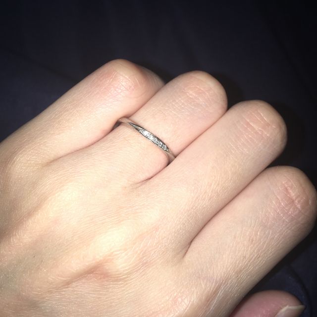 【LUCIE(ルシエ)の口コミ】 指が綺麗に見えるデザインです！
ななめにダイヤモンドが入っているので
…