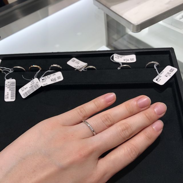 【ティファニー(Tiffany & Co.)の口コミ】 3石のダイヤが連なって留められている細身のシンプルなプラチナリング。留…