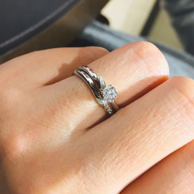 【俄(にわか)の口コミ】 エンゲージリングは単体で着ける機会があまりないので、重ね付けした際の…