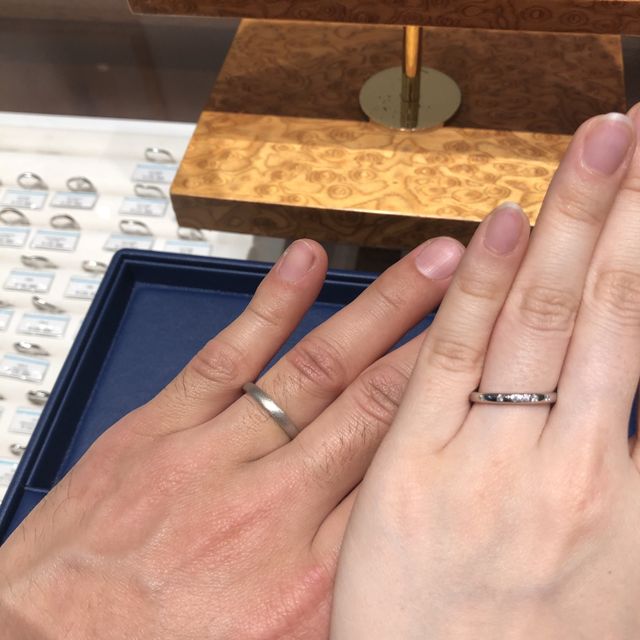 【銀座ダイヤモンドシライシの口コミ】 女性の方はダイヤモンドが7石埋まっていて、左右対象に間隔が真ん中3石、…