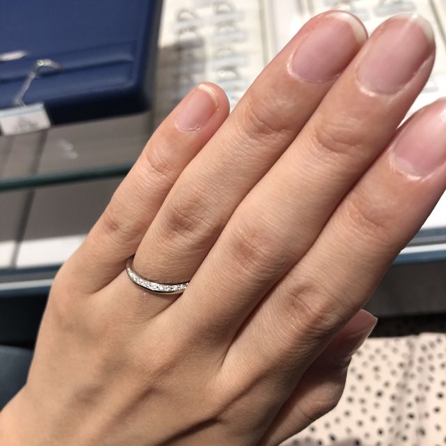【銀座ダイヤモンドシライシの口コミ】 上半分に半周ダイヤモンドがついているデザインです。ダイヤモンドを見せ…