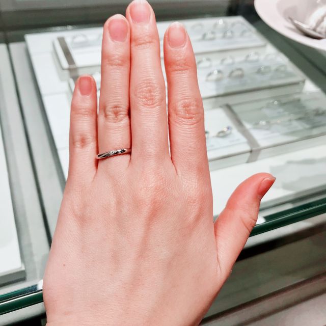 【アイプリモ(I-PRIMO)の口コミ】 この指輪のデザインは、さりげないダイヤのラインが素敵でした。
元々ダイ…