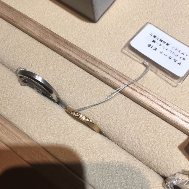 【ith(イズ)の口コミ】 女性用の指輪はマルカートというデザインで、細身でウェーブのかかったラ…