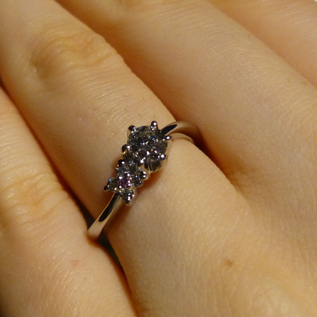 【アイプリモ(I-PRIMO)の口コミ】 購入の決めてはデザインと価格です。
結婚指輪との重ね付けも考慮して、デ…