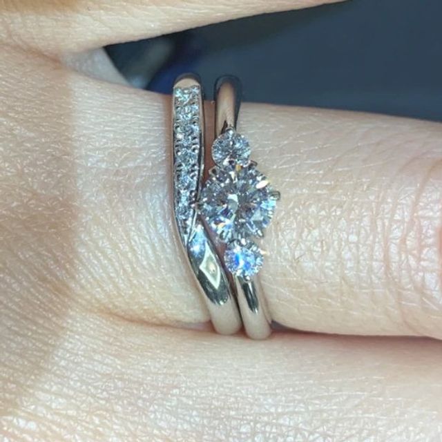 【ROYAL ASSCHER(ロイヤル・アッシャー)の口コミ】 エンゲージリングはアームの部分はシンプルなフォルムでダイヤモンドの輝…