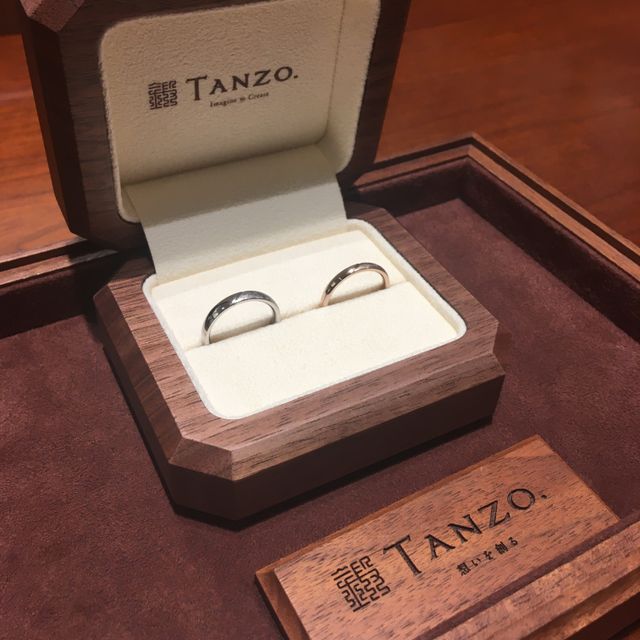 【TANZO.(鍛造指輪)の口コミ】 ●指輪のデザイン
一般的なデザインではなく、平甲丸に半面アイスマットの…
