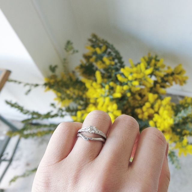 【俄(にわか)の口コミ】 指輪のデザインが気に入りました。存在感もあり、花のようで可愛いです。…