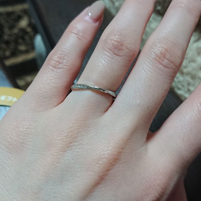 【Love Bond(ラブボンド)の口コミ】 細めのリングで、ダイヤが入っていたこと。
また、ダイヤが埋め込み式なの…