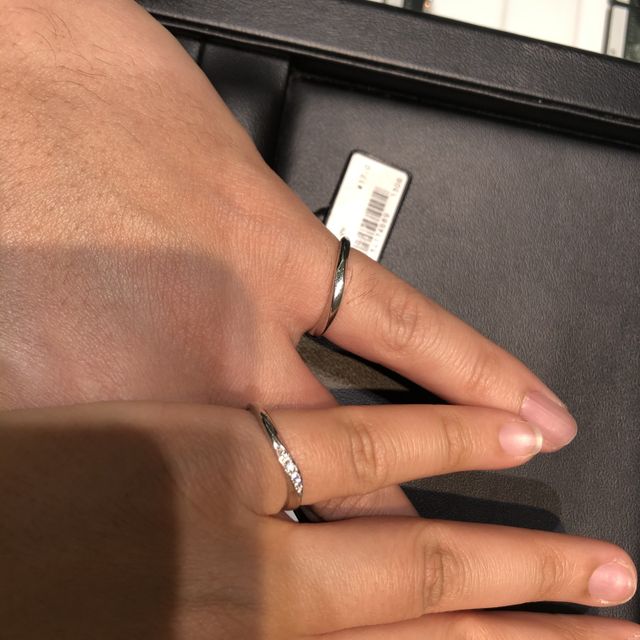 【ラザール ダイヤモンド(LAZARE DIAMOND)の口コミ】 ウェーブラインなので、指が長く見えるのが良かったのと、指輪の太さもち…