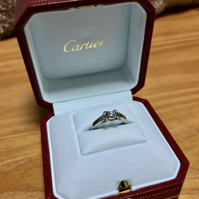 【カルティエ(Cartier)の口コミ】 デザインの良さで決めました。たてづめのデザインでない指輪が欲しかった…