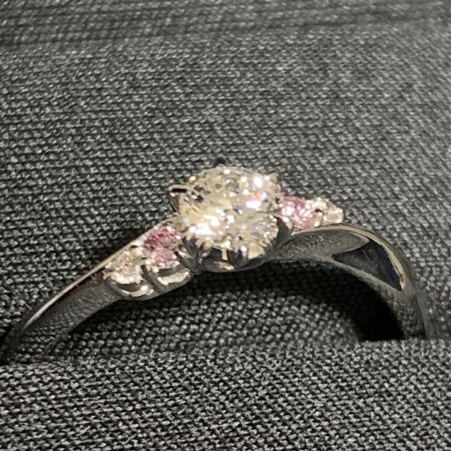 【I's stone(アイズストーン)の口コミ】 まず、私の彼女がピンク色が好きだということで、婚約指輪にはピンクダイ…