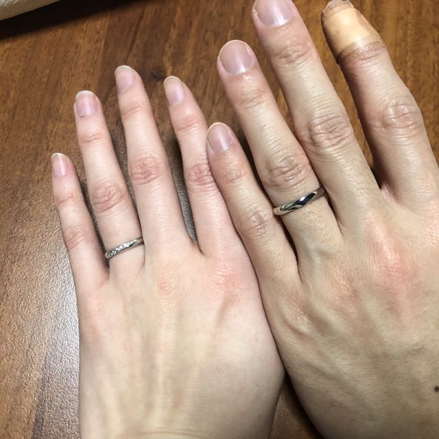 【ラザール ダイヤモンド(LAZARE DIAMOND)の口コミ】 女性の方は、ダイヤが11石も入っていて、小さい石まで輝いていて可愛かっ…