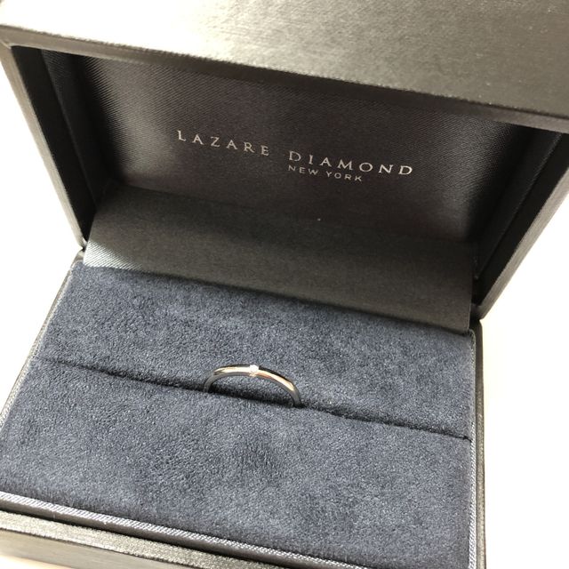 【ラザール ダイヤモンド(LAZARE DIAMOND)の口コミ】 小さなダイヤが3石、3面に入っているので付けた時に真横から見てもダイヤ…