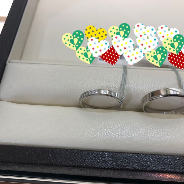 【CHARMY(チャーミー)の口コミ】 こだわりの鍛造製法で作られている指輪。
ブルーダイヤの指輪は、カーブの…