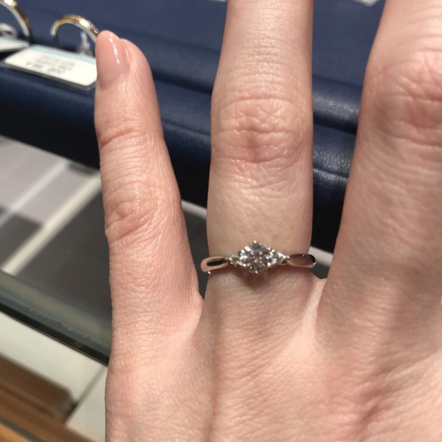 【銀座ダイヤモンドシライシの口コミ】 ダイヤの品質が非常に良く、どの角度からみても美しく輝いていました。リ…