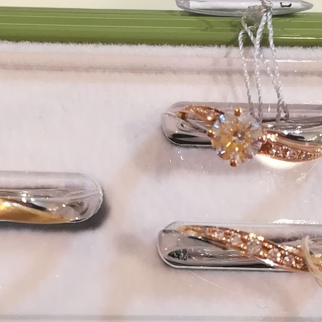 【LAPAGE(ラパージュ)の口コミ】 婚約指輪と結婚指輪の重ね付けがしたくてセットで売っている指輪を出して…