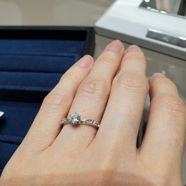 【銀座ダイヤモンドシライシの口コミ】 鑑定がしっかりしており、ダイヤの品質が安心できました。デザインもオシ…