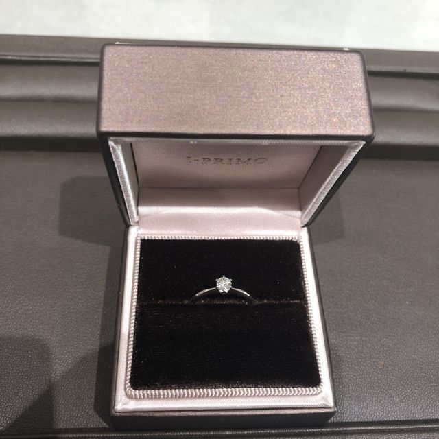 【アイプリモ(I-PRIMO)の口コミ】 シンプルで、デザインが気に入りました。ダイヤモンドが輝いてとても綺麗…