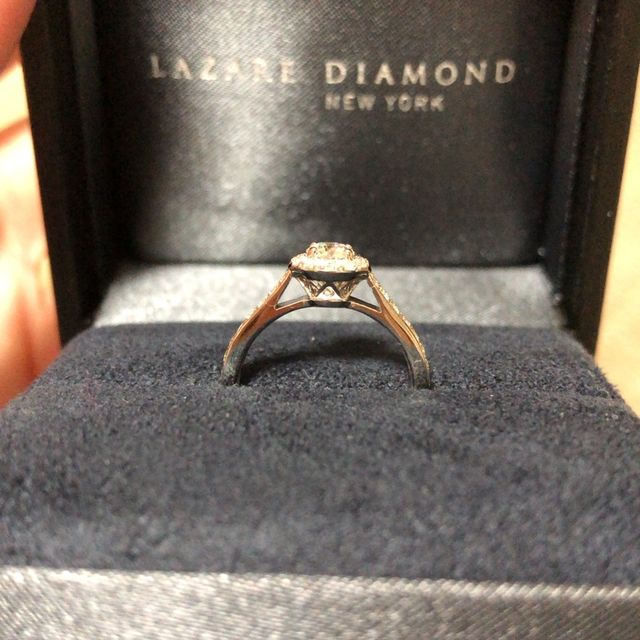 【ラザール ダイヤモンド(LAZARE DIAMOND)の口コミ】 とにかくダイヤモンドの大きさが決め手だった私ですが大きければ値段も高…