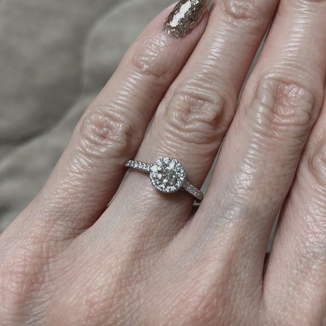 【ラザール ダイヤモンド(LAZARE DIAMOND)の口コミ】 とにかくダイヤモンドの大きさが決め手だった私ですが大きければ値段も高…