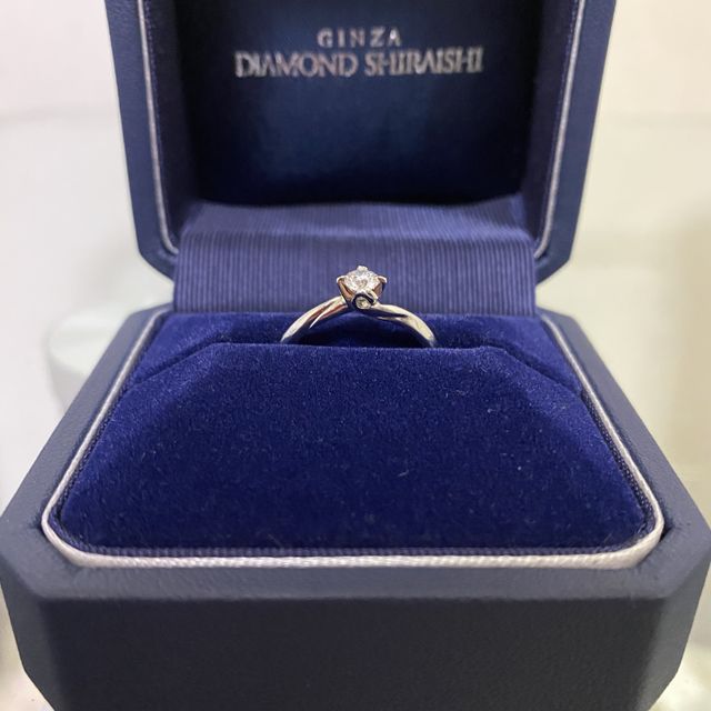【銀座ダイヤモンドシライシの口コミ】 カタログ写真を見ていると、メレダイヤの付いた華やかなものがいいと思っ…