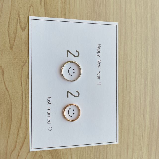 【OCTAVE(オクターヴ)の口コミ】 女性側の指輪には、ダイヤが斜めに７つ入っており、男性側の指輪の内側に…