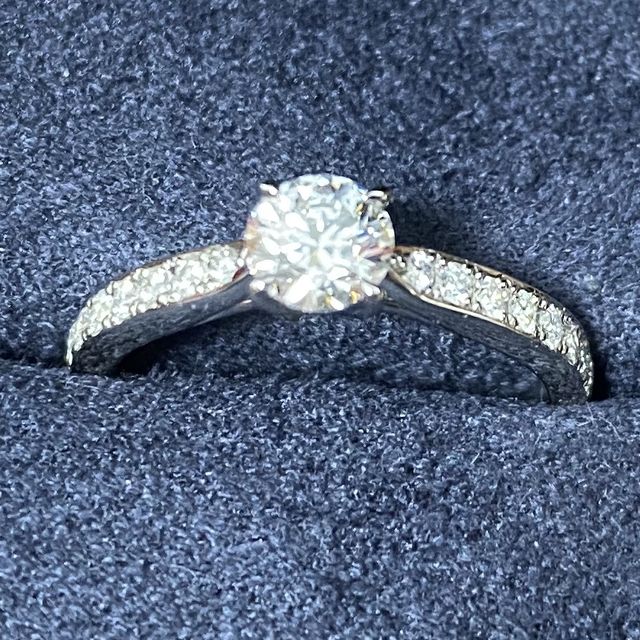 【ラザール ダイヤモンド(LAZARE DIAMOND)の口コミ】 好みのデザインが決め手で購入しました。手が色白で、指が長く骨張ってい…