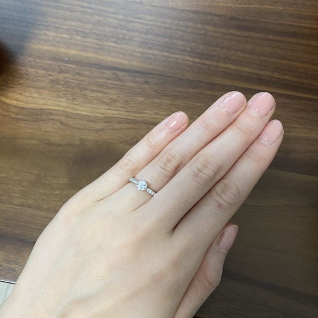 【ラザール ダイヤモンド(LAZARE DIAMOND)の口コミ】 好みのデザインが決め手で購入しました。手が色白で、指が長く骨張ってい…