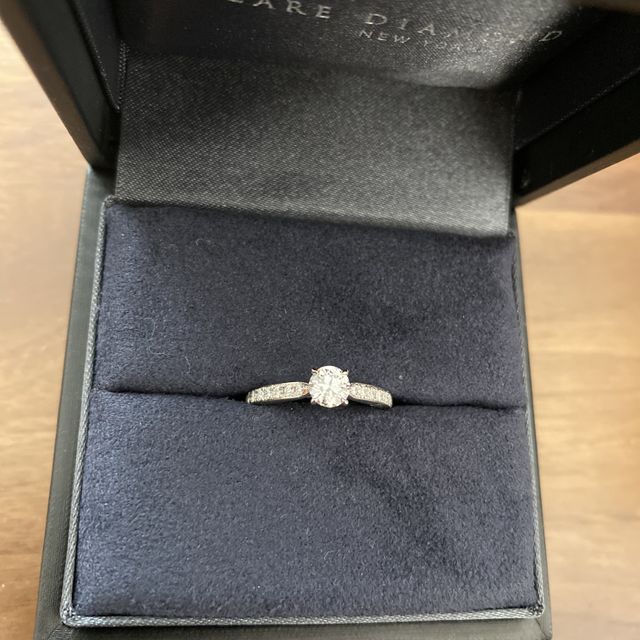 【ラザール ダイヤモンド(LAZARE DIAMOND)の口コミ】 好みのデザインが決め手で購入しました。手が色白で、指が長く骨張ってい…