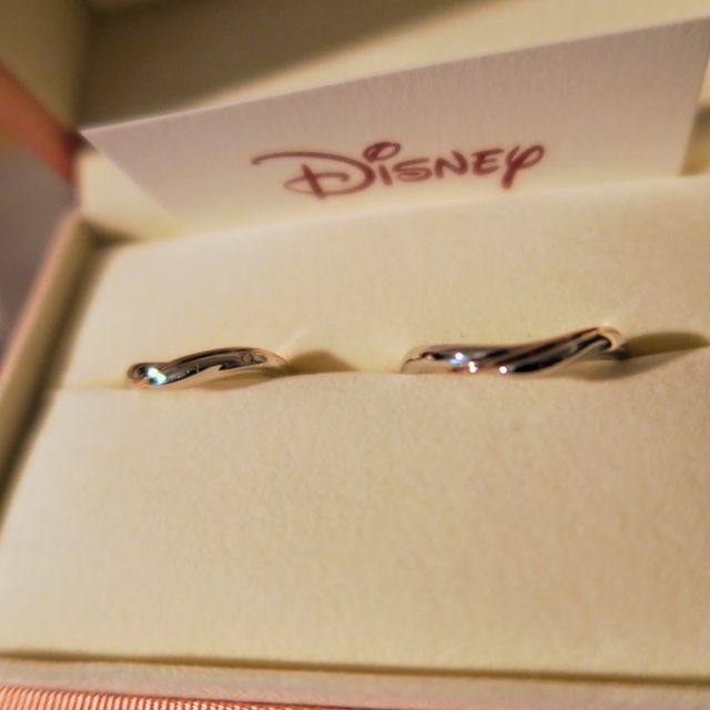 【ケイウノ ブライダル(K.UNO BRIDAL)の口コミ】 真っ直ぐよりも少しカーブがあるデザインでゴールドをどこかに入れたかっ…