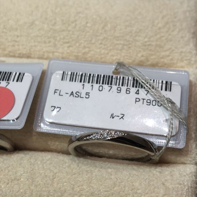 【TRECENTI(トレセンテ)の口コミ】 ストレートでシンプルなリングに、5石のダイヤの輝きがとてもきれいで女性…