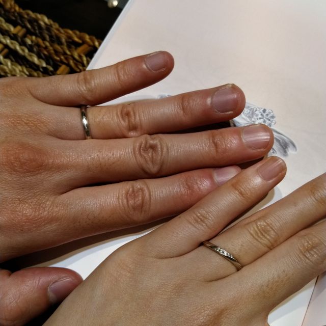 【杢目金屋(もくめがねや)の口コミ】 女性用は緩やかなウェーブで大きめのダイヤモンドがついており、細めのデ…