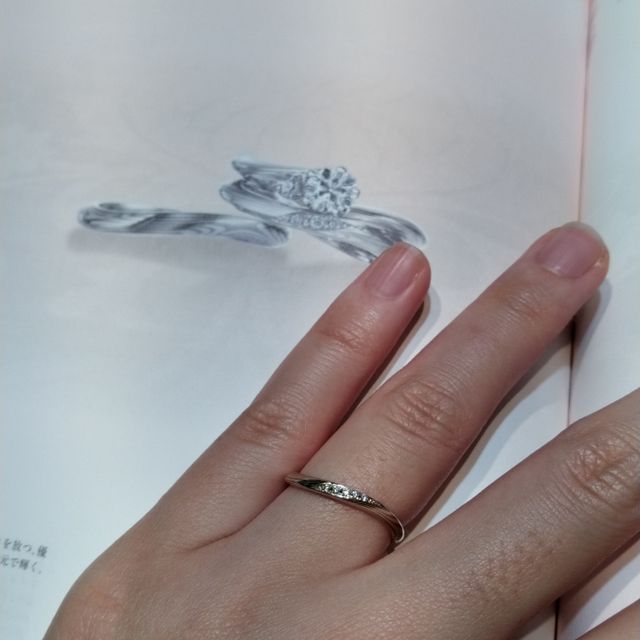 【杢目金屋(もくめがねや)の口コミ】 女性用は緩やかなウェーブで大きめのダイヤモンドがついており、細めのデ…