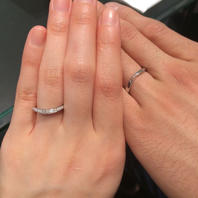 【ラザール ダイヤモンド(LAZARE DIAMOND)の口コミ】 華奢な指輪でとても指が繊細に長く見えます。V字が好きなので付け方をズラ…