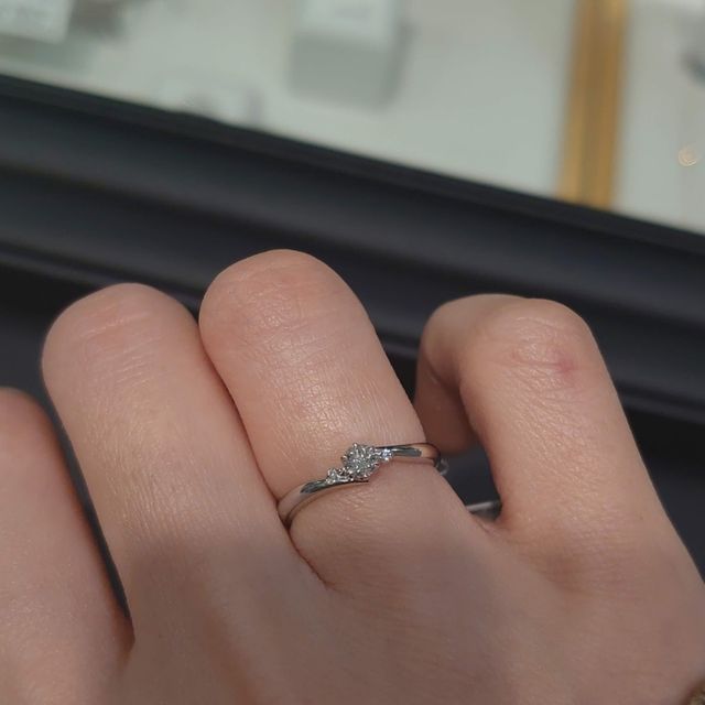 【BRIDGE(ブリッジ)の口コミ】 適性価格でした。
0.3カラットで枠の値段込み30万～40万で購入できそうで…