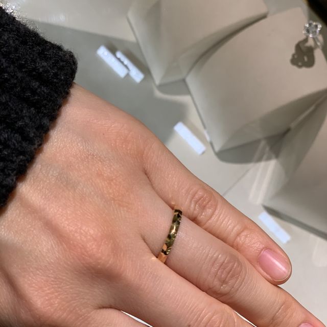 【ルイ・ヴィトン(LOUIS VUITTON)の口コミ】 1番の決め手は人とかぶらない！です。
マリッジリングと言えばカルティエ…