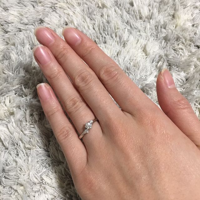 【銀座ダイヤモンドシライシの口コミ】 デザインが気に入りました。
左右非対称な指輪が良く、いくつかダイヤモン…