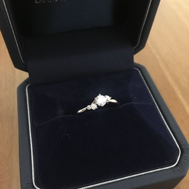 【銀座ダイヤモンドシライシの口コミ】 デザインが気に入りました。
左右非対称な指輪が良く、いくつかダイヤモン…