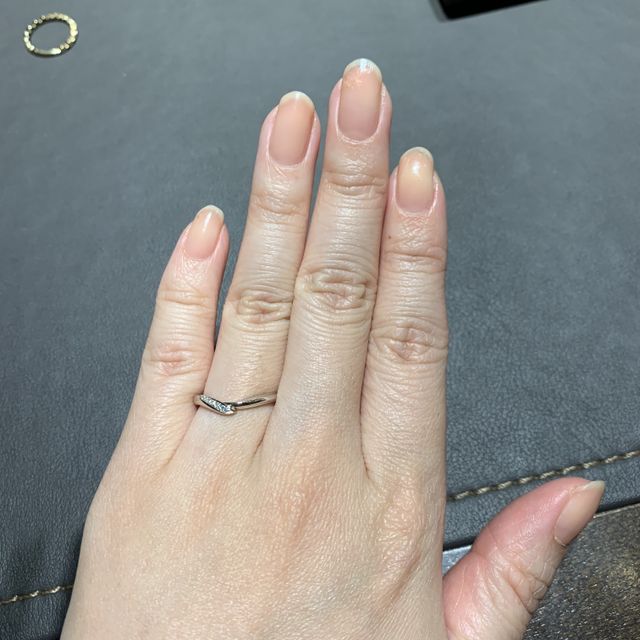 【俄(にわか)の口コミ】 メレダイヤモンドが美しく、指を長く美しく見せてくれると思いました。Vの…