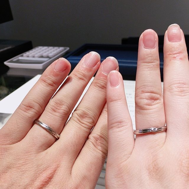 【銀座ダイヤモンドシライシの口コミ】 シンプルそうに見えて少し動きがあるところに惹かれました。指輪の裏に石…