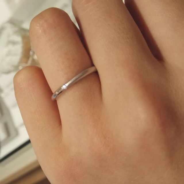 【CHARMY(チャーミー)の口コミ】 華奢なデザインが好きである事、そしてこちらのリングは幅が狭いけれど鍛…
