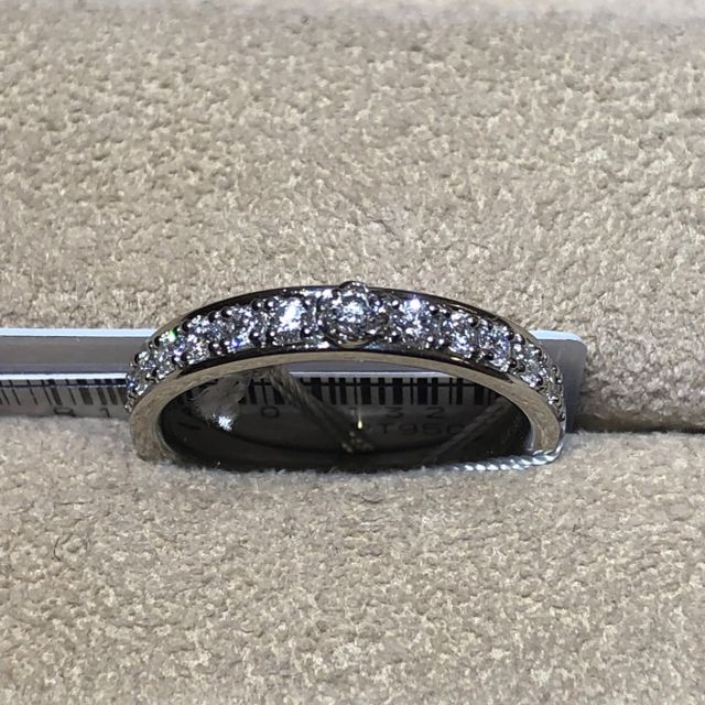 【TRECENTI(トレセンテ)の口コミ】 中央に花を型どったダイヤがキラキラと輝いたハーフエタニティリングです…