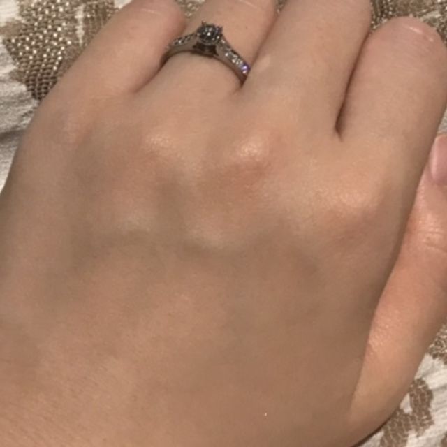 【カルティエ(Cartier)の口コミ】 指輪の圧倒的なキラキラ感に感動したからです。
着用していても、違和感な…